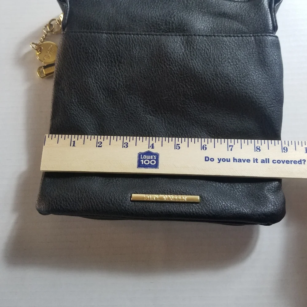 STEVE MADDEN CROSSBODY PURSE BLACK AND GOLD MULTI POCKETS